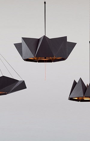 Unieke geometrische hanglamp in zwart met warm binnenlicht.