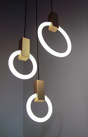 Moderne LED hanglampen met cirkelvormige verlichting en goudkleurige details.