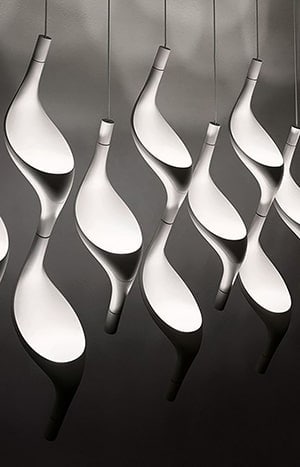 Strakke witte hanglampen met een moderne uitstraling.