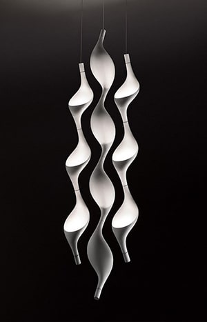 Elegante witte hanglamp met golvende vormen voor moderne interieurs.