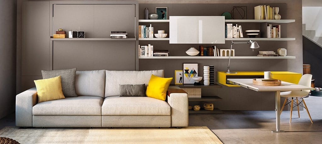 Moderne woonkamer met zithoek, boekenplank en decoratieve elementen.
