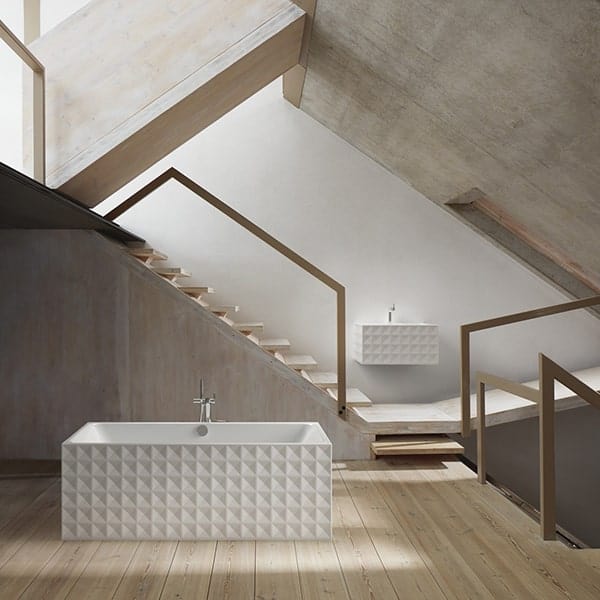 Moderne badkamer met geometrisch bad en houten details.