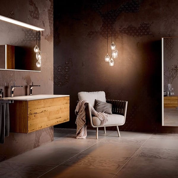 Moderne wellnessruimte met infraroodsauna en comfortabele relaxstoel.
