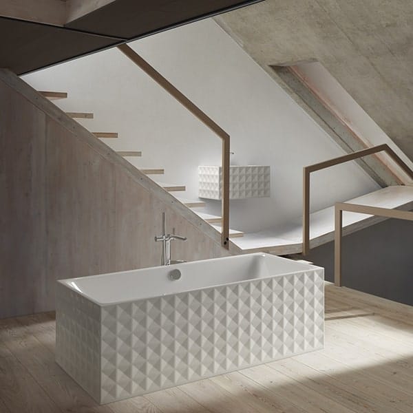 Moderne badkamer met inloopbad en minimalistisch design.