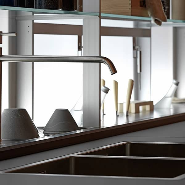 Infrarood sauna in moderne keuken met ramen en keukenaccessoires.