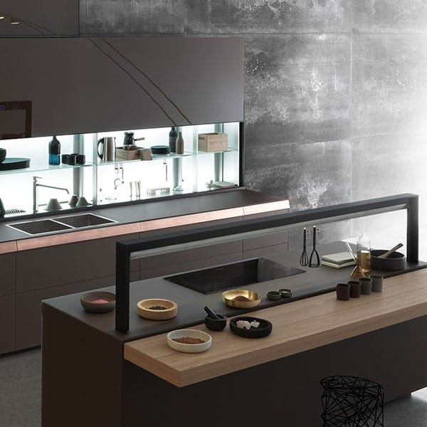 Minimalistische keuken met zwart en hout details en inductiekookplaat.