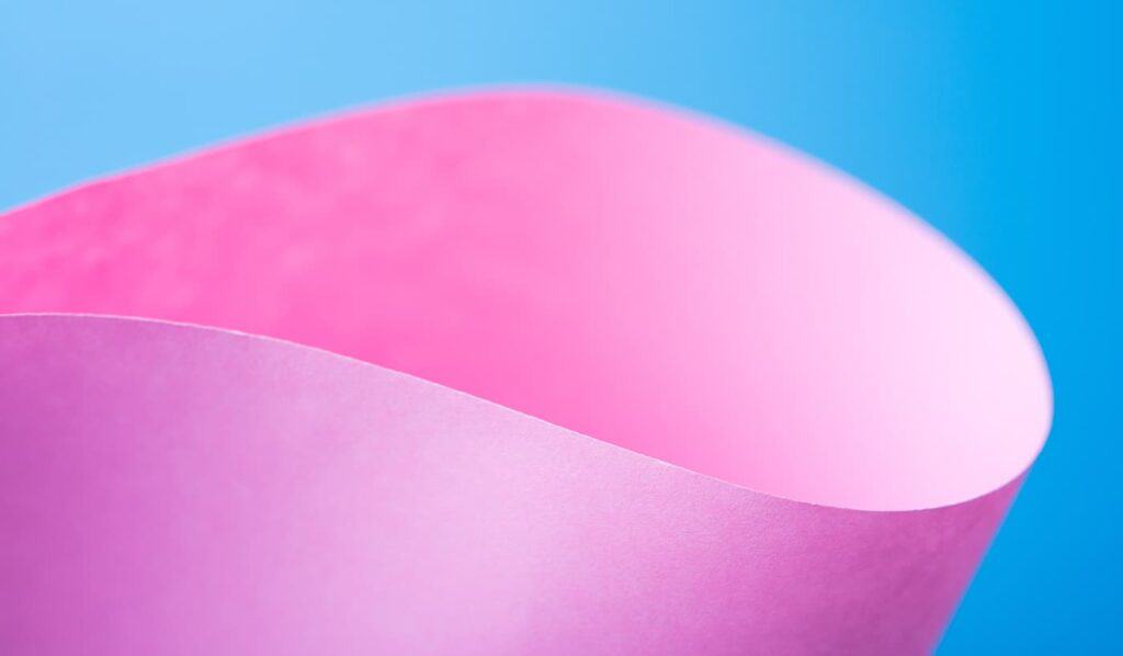 Roze en blauwe infrarood verwarmingspanelen voor wellness en therapie.