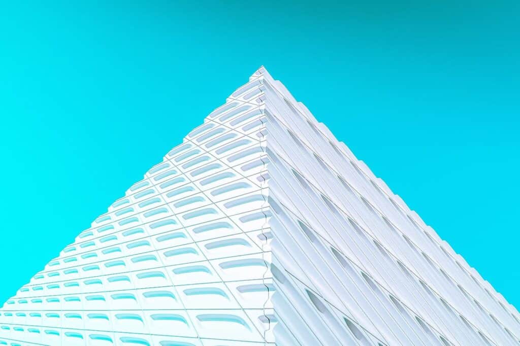 Modern architectuurgebouw met futuristisch ontwerp en witte gevel.