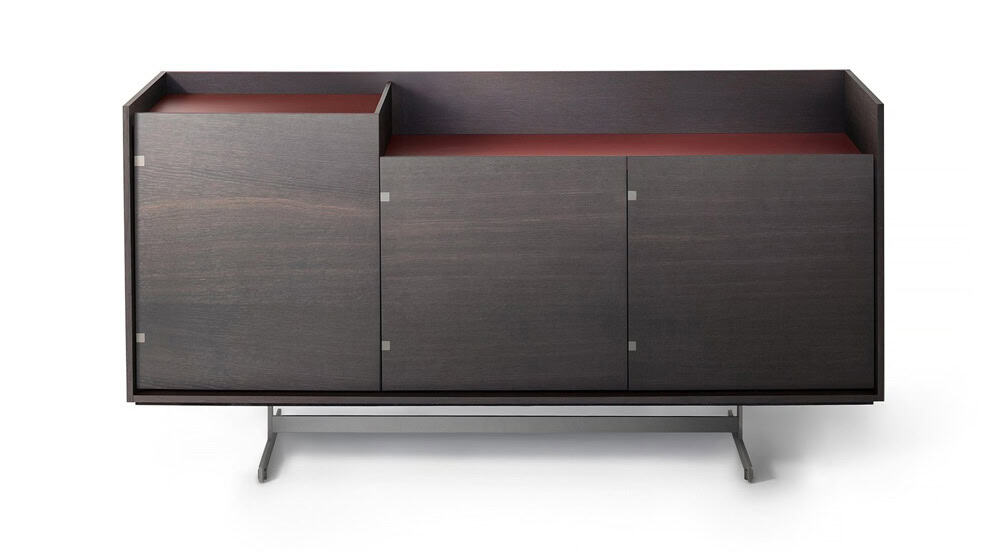 Elegant houten dressoir met schuifdeuren en metalen poten.