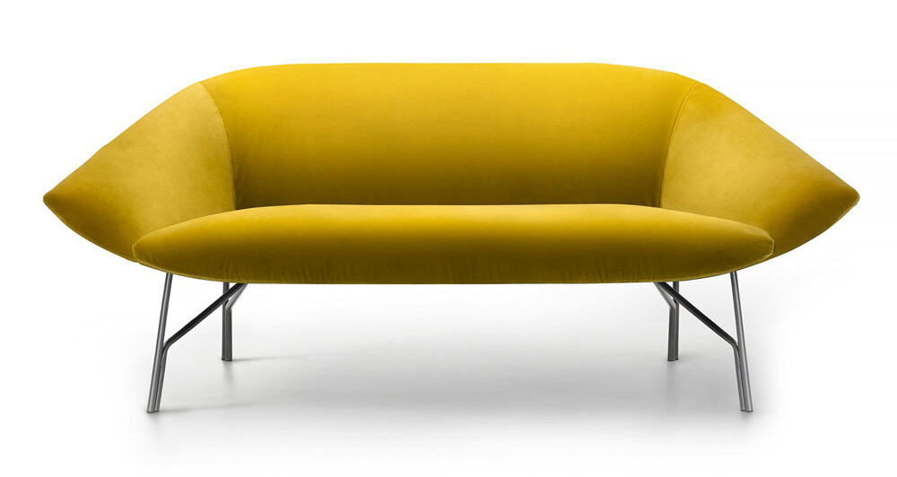 Gele bank met een modern ontwerp en metalen poten.