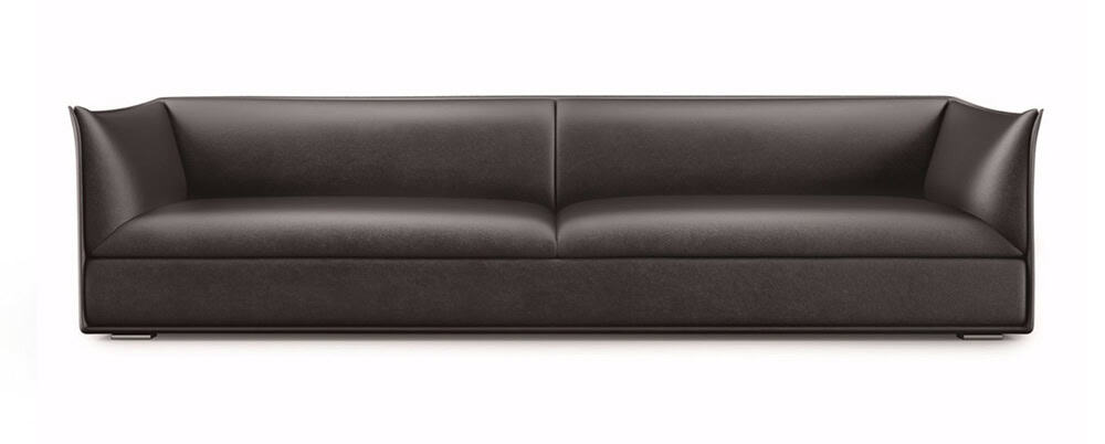 Moderne zwarte loungebank met comfortabele kussens en stijlvolle armleuningen.