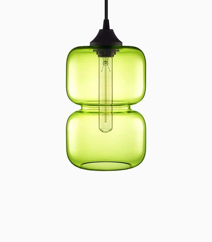 Groene hanglamp met glazen behuizing en filamentlamp.