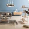 Modern woonkamer met comfortabele meubels en decoratie in pastelkleuren.