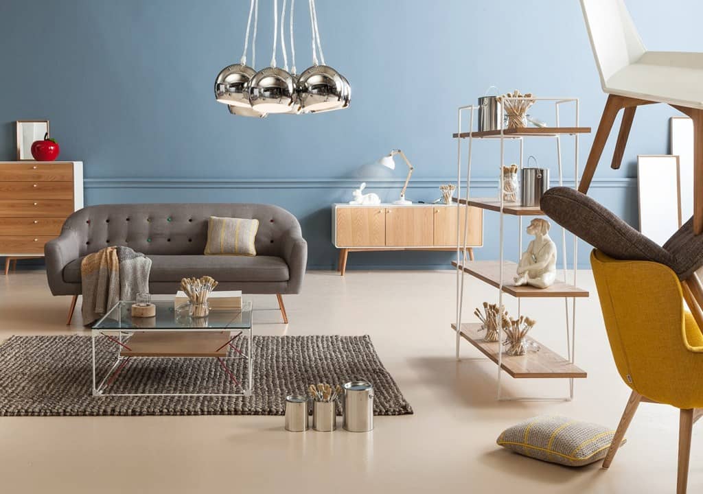 Modern woonkamer met comfortabele meubels en decoratie in pastelkleuren.